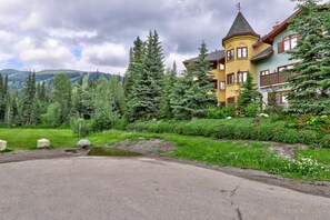 Exterior - Ski In/Out Renovated Suite, Private Hot Tub w/ Spectacular Views (Sun Peaks)