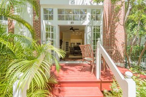 Outdoor dining - Island Oasis at the Truman Annex in Key West (Key West)