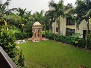 Property grounds - 3 BD villa with garden in the heart of nature (Kolkota)