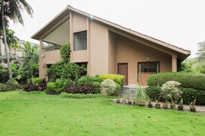 Exterior - 3 BD villa with garden in the heart of nature (Kolkota)