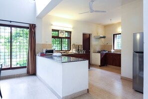 Fridge, microwave, stovetop, electric kettle - 3 BD villa with garden in the heart of nature (Kolkota)