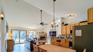 Una cocina amplia con armarios de madera, una mesa de comedor y una chimenea.