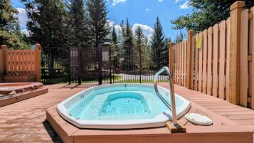 Tina de hidromasaje al aire libre