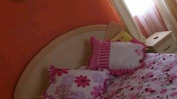 Individually furnished, iron/ironing board, free WiFi, bed sheets