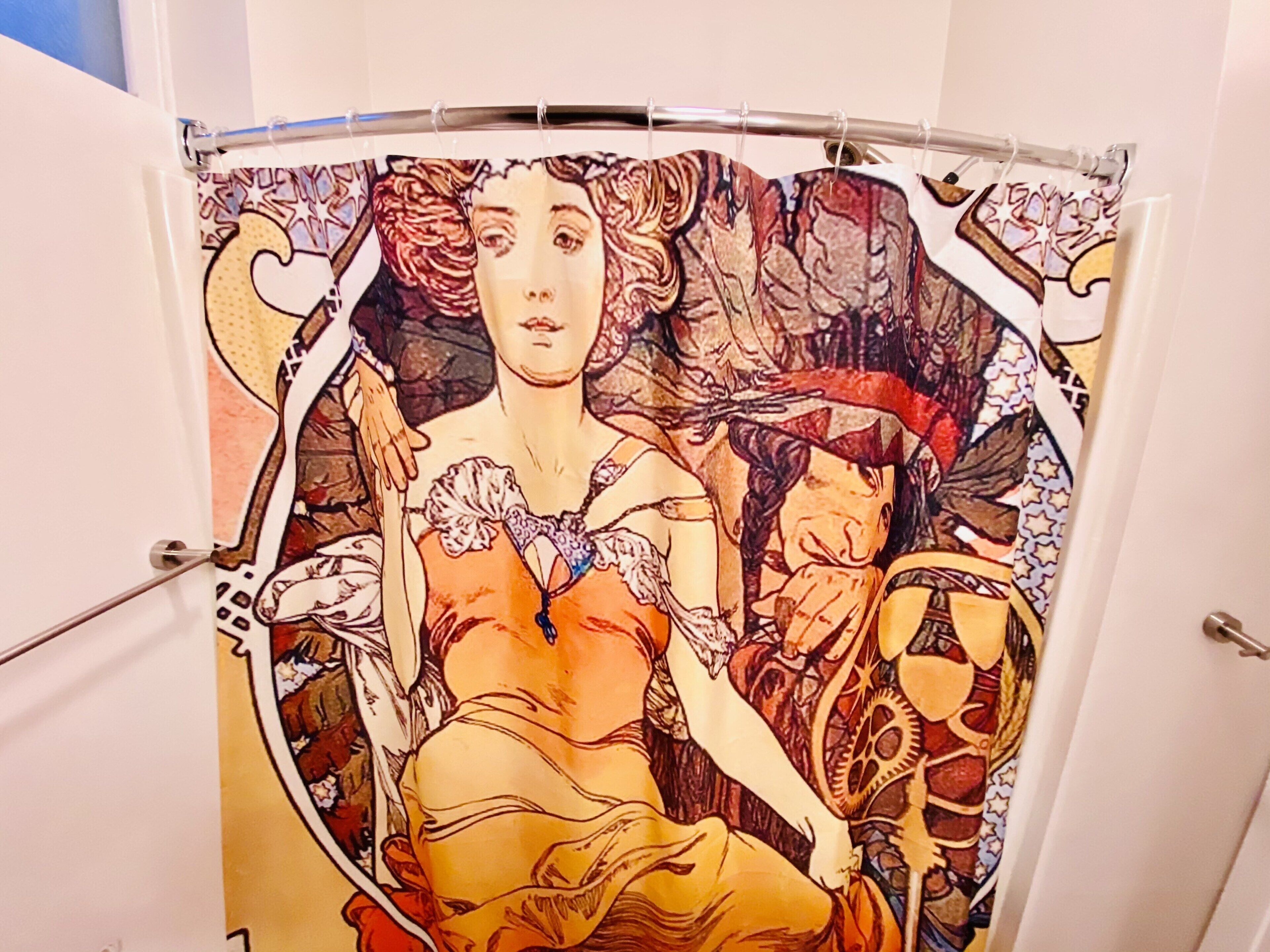Un rideau de douche orné d’une illustration détaillée représentant une femme et un homme, avec des motifs et des dessins complexes.
