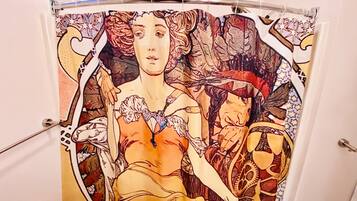 Un rideau de douche orné d’une illustration détaillée représentant une femme et un homme, avec des motifs et des dessins complexes.