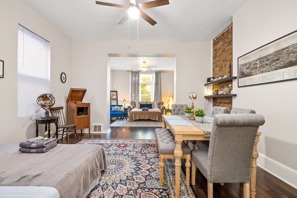 1 habitación, tabla de planchar con plancha, wifi y ropa de cama 
