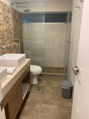 Dusche, Haartrockner, Handtücher, Seife