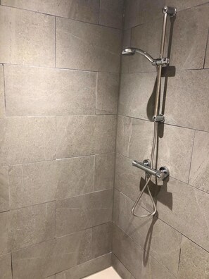 Apartamento familiar, 1 habitación | Ducha del cuarto de baño