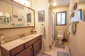 Combined shower/bathtub, hair dryer, towels, soap