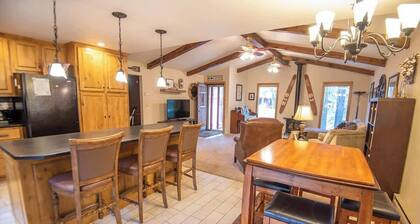 McCall Cabin| Pet Friendly and Close to Lake,Town!