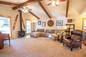 Smart TV, chimenea y reproductor de DVD 