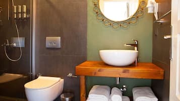 Deluxe-Doppelzimmer | Badezimmer | Dusche, Regendusche, Designer-Toilettenartikel, Haartrockner