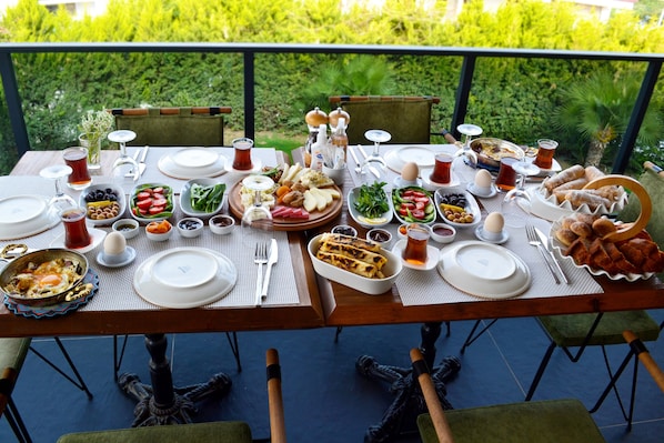 Free daily cooked-to-order breakfast
