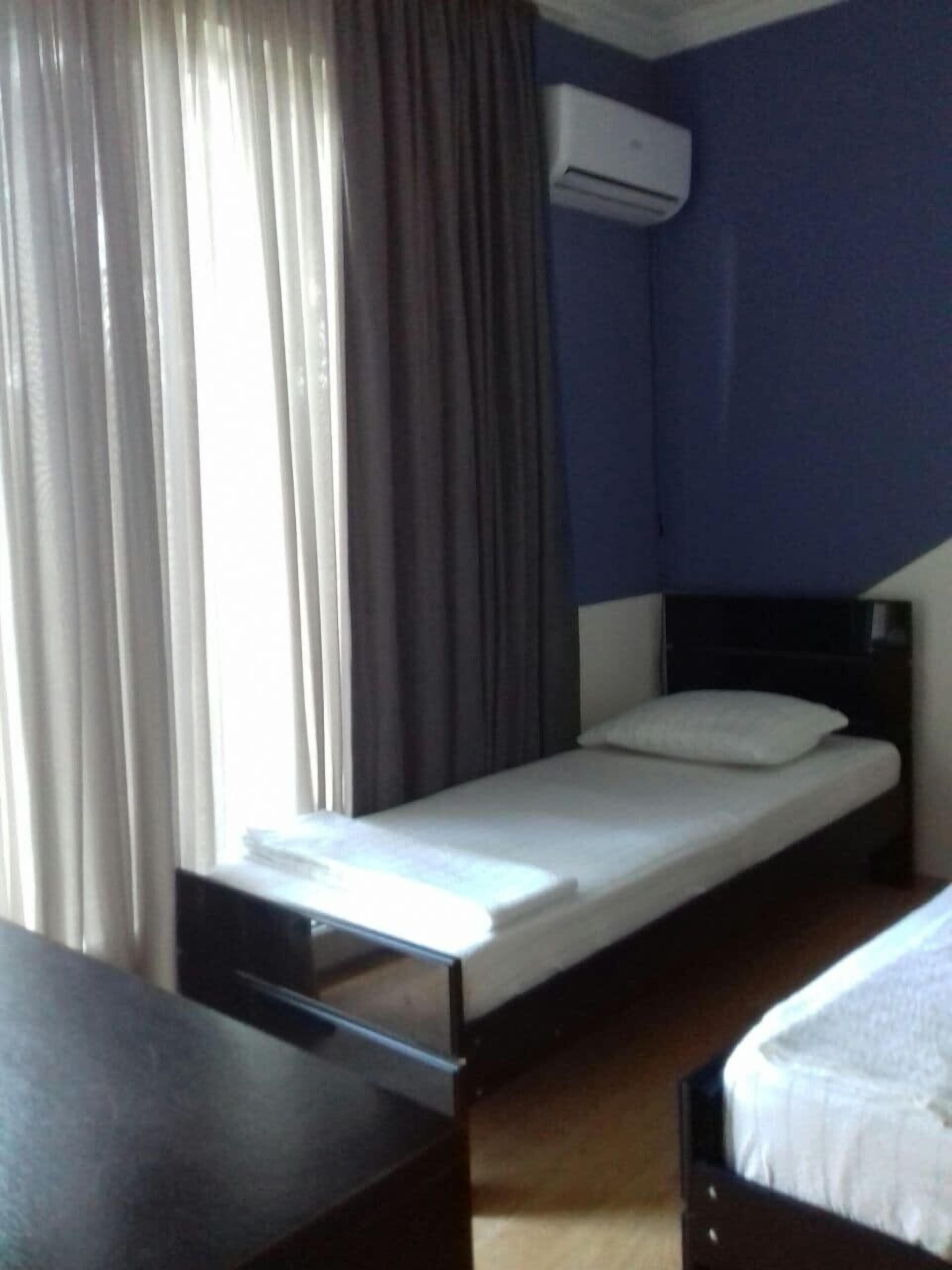 Een strijkplank/strijkijzer, gratis wifi, beddengoed
