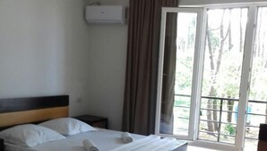 家庭四人房, 阳台, 海景 | 熨斗/熨板、免费 WiFi、床单