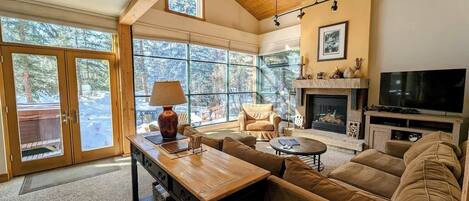 Televisie en een open haard