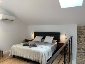 1 slaapkamer, een strijkplank/strijkijzer, wifi, beddengoed