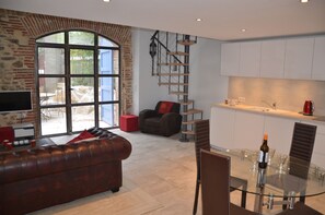 Een smart-tv, een dvd-speler, een filmbibliotheek en een stereo