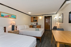Een bureau, een strijkplank/strijkijzer, gratis wifi, beddengoed