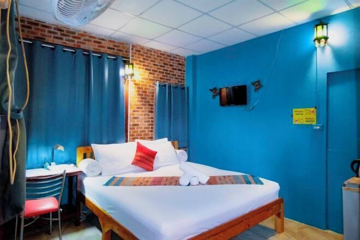 In-room safe, laptop workspace, blackout drapes, WiFi (free)