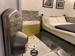 Suite junior | Caja fuerte, cortinas opacas, tabla de planchar con plancha
