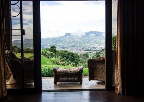 Gebirgsluxusvillental- und -stadt beleuchtet Ansicht.