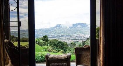 Gebirgsluxusvillental- und -stadt beleuchtet Ansicht.