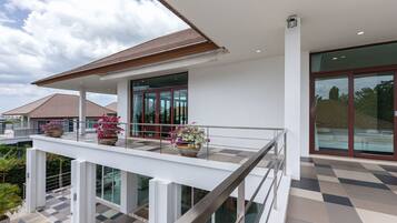 Luxury Villa | Terrace/patio