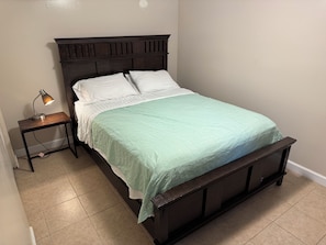 1 habitación, tabla de planchar con plancha, wifi gratis y ropa de cama