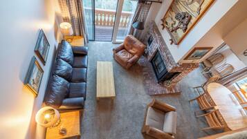 Een televisie en een open haard