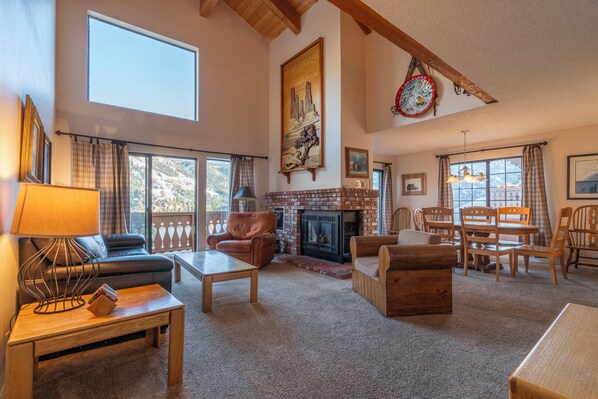 Televisión y chimenea 