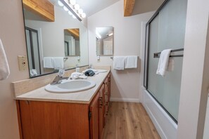 Shower, hair dryer, towels - Interlaken #9 3 BR+loft, 3Bath (June Lake)