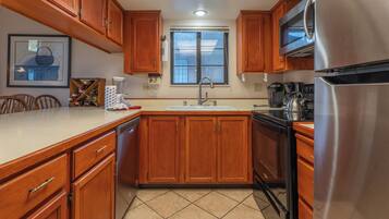 Microondas, horno, lavavajillas y cafetera y tetera