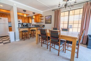 Dining - Interlaken #5 - 2 BR/2 BTH with views of Gull Lake & Carson Peak (June Lake)