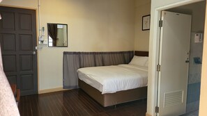 Standard Queen Room | Desk, free WiFi - Achcha - MRT Itsaraphap Station (Bangkok)