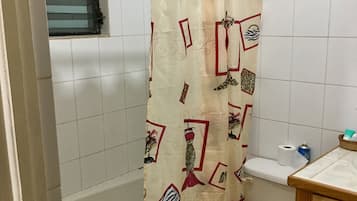 Sèche-cheveux, serviettes fournies, savon, papier toilette