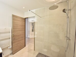 Douche, articles de toilette gratuits, sĂšche-cheveux