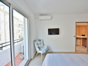 2 bedrooms, desk, iron/ironing board, WiFi