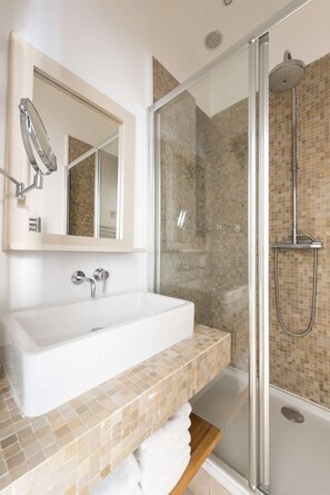 Shower, hair dryer, towels