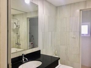 Ensemble douche/baignoire, baignoire relaxante profonde