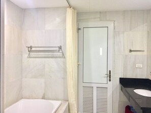City-Apartment | Badezimmer | Duschwanne, Komfortbadewanne, Regendusche, kostenlose Toilettenartikel