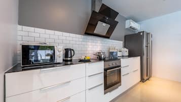 Family Villa | Private kitchen | Full-size fridge, microwave, oven, stovetop