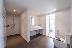 A modern bathroom with a shower, sink, and toilet. - Modern 4 Bedrooms Pool Villa - VY (Hua Hin)