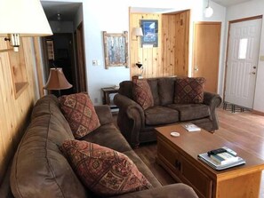 Living area - Evans' House - Close to Downtown Lake City (Lake City)