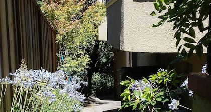 Privatzimmer, privater Eingang in einem Redwood Grove