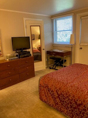 1 bedroom, desk, iron/ironing board, WiFi - Private room, private entrance in a redwood grove setting (Burlingame)