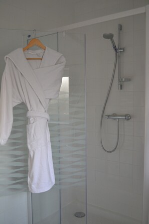 Dusche, Haartrockner, Bademäntel, Handtücher