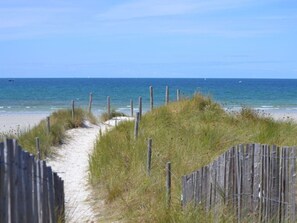 Plage, chaises longues, serviettes de plage