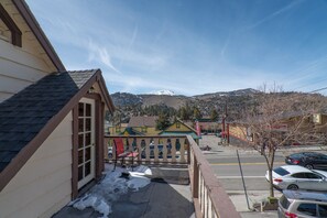 Property grounds - Cozy apartment located on Main St. June Lake (June Lake)